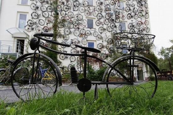 unusual-bike-shop-features-bicycle-bedecked-faade-2_vt6zz_11446_1366176587.jpg